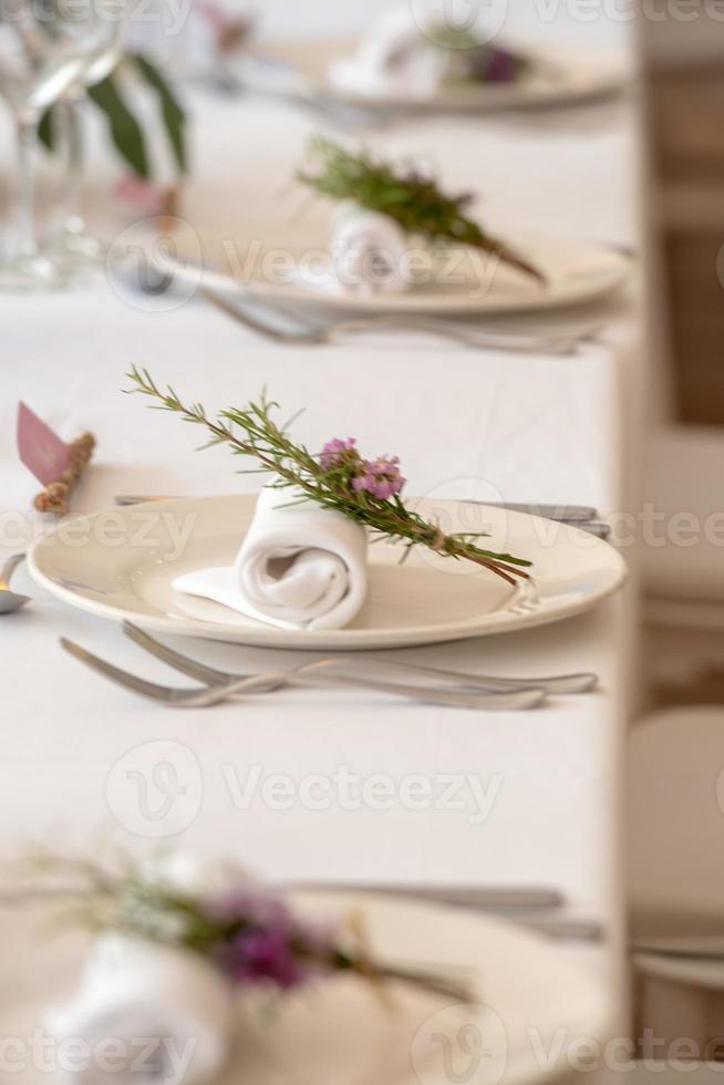 bord serveras på bröllop med naturligt ljus foto