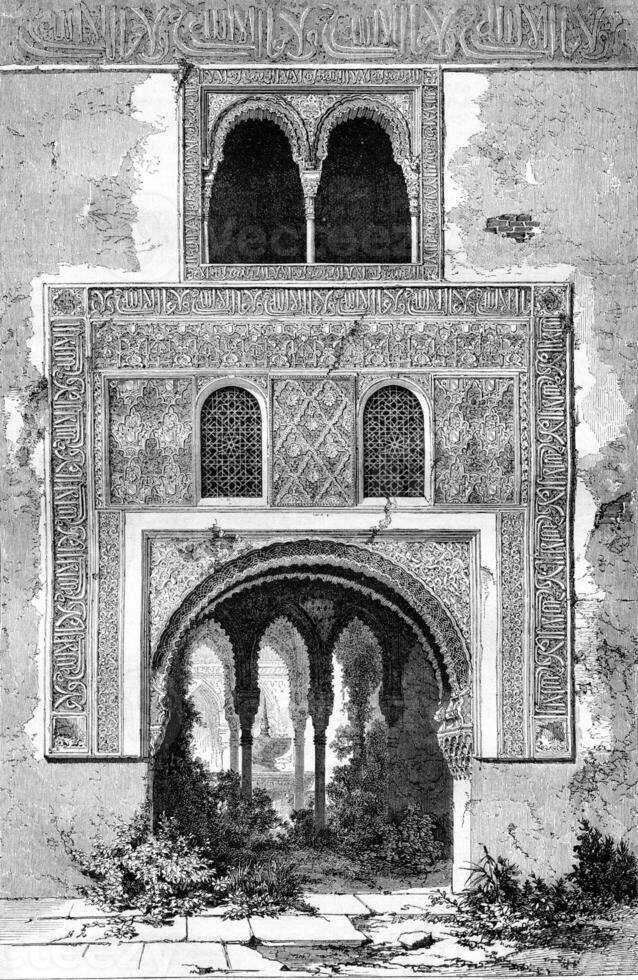 ett interiör dörr av de alhambra, årgång gravyr. foto