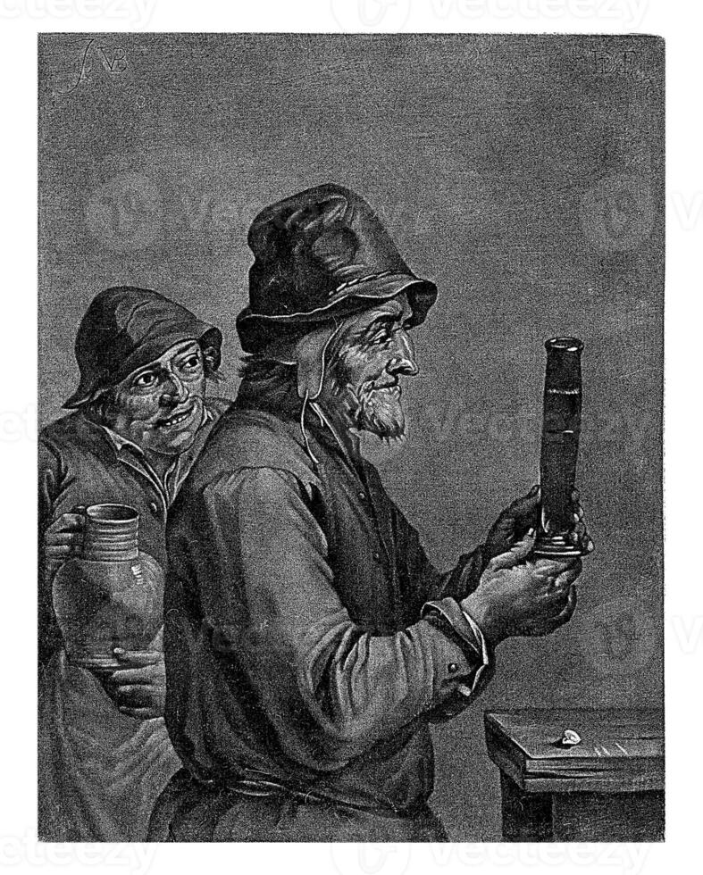två män med öl glas och öl tillbringare foto
