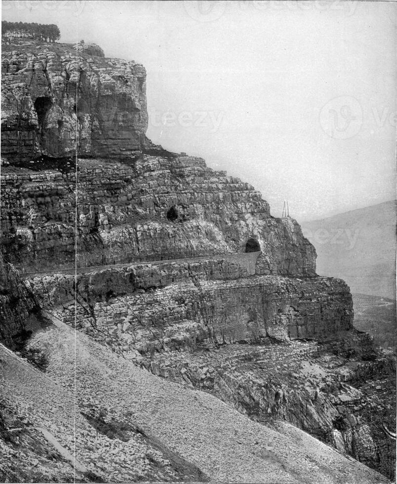 berg väg med ihålig tunnlar i stratifierad stenar nära konstantin, årgång gravyr. foto