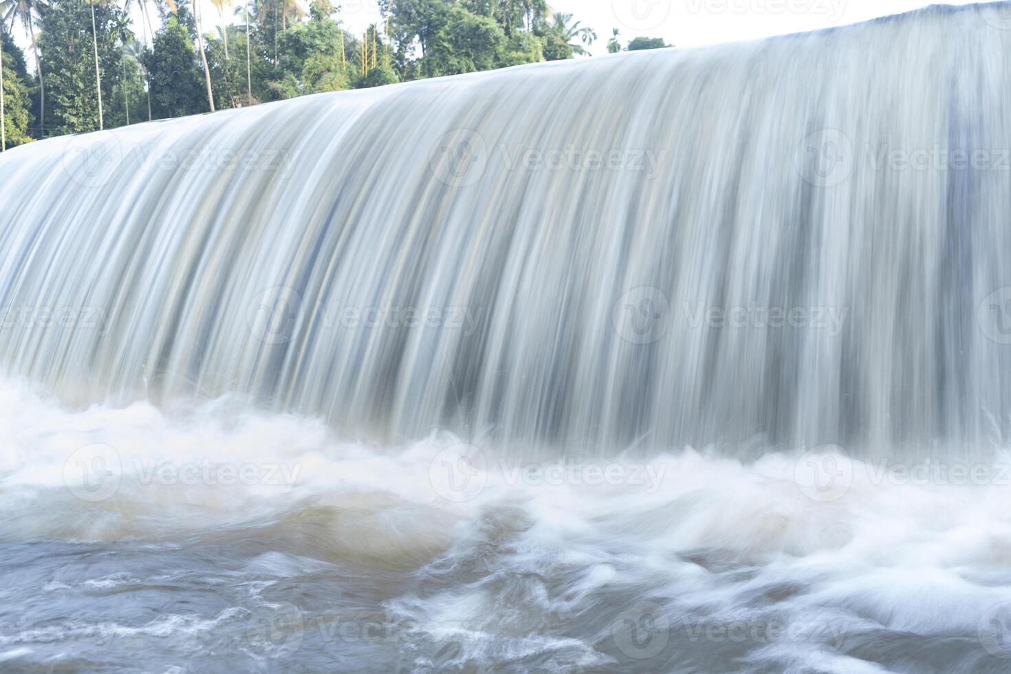 en skön se av en vattenfall från en kolla upp damm i Kerala, Indien. foto