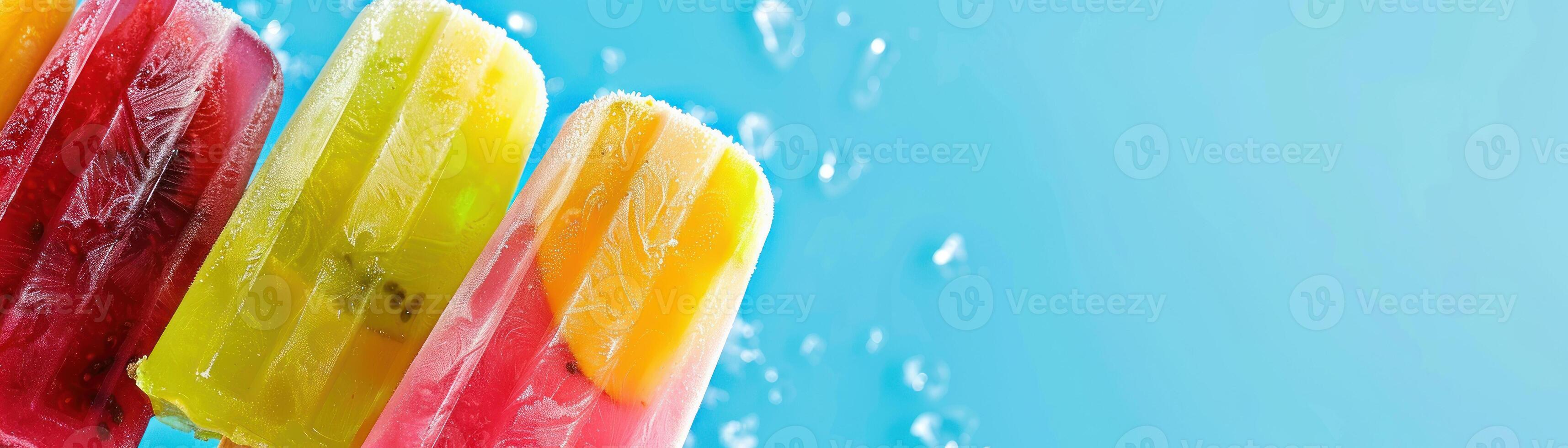 ai genererad uppfriskande hemlagad frukt popsicles mot en bakgrund av sommar blå perfekt för en varm dag stänga upp vibrerande foto