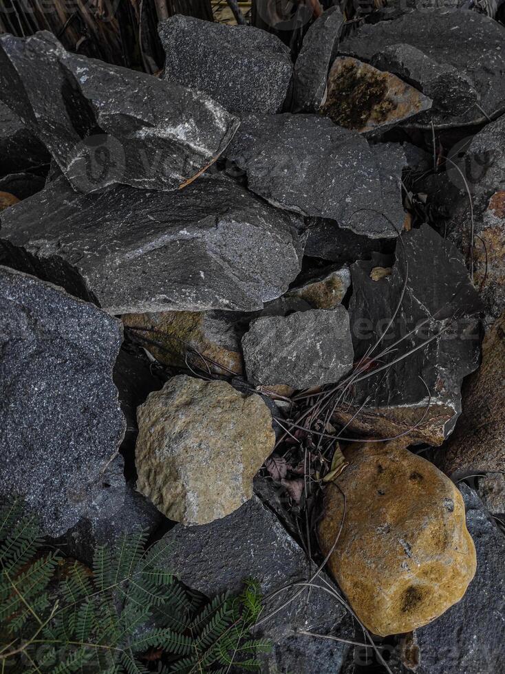 en samling av svart sten stenar tillsammans foto