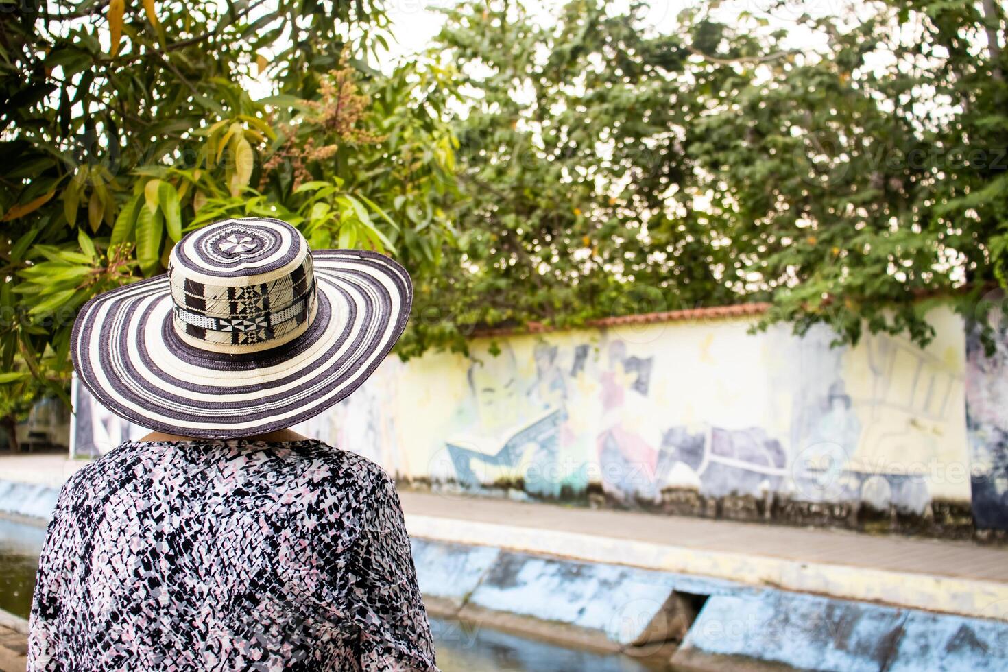 senior kvinna turist på de macondo linjär parkera i aracataca de födelseort av de colombianska litteratur nobel pris- Gabriel garcia marquez foto