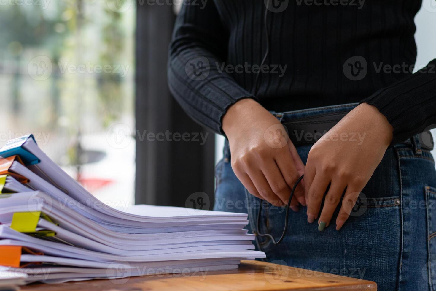 sekreterare är sökande genom lugg av Viktig dokument på kontor tabell leverera dem till chef för presentation i tid på möte. begrepp av svårighet upptäckt information från pålar av dokumentera foto