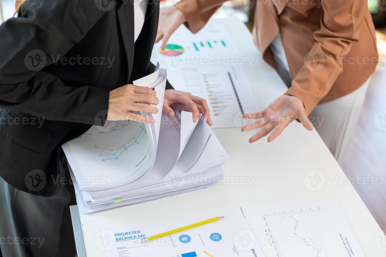 en ung sekreterare mottar en lugg av dokument till hitta Viktig information för de företag chef till använda sig av i en möte. de begrepp av upptäckt Viktig dokument från pålar av överlappande dokument foto