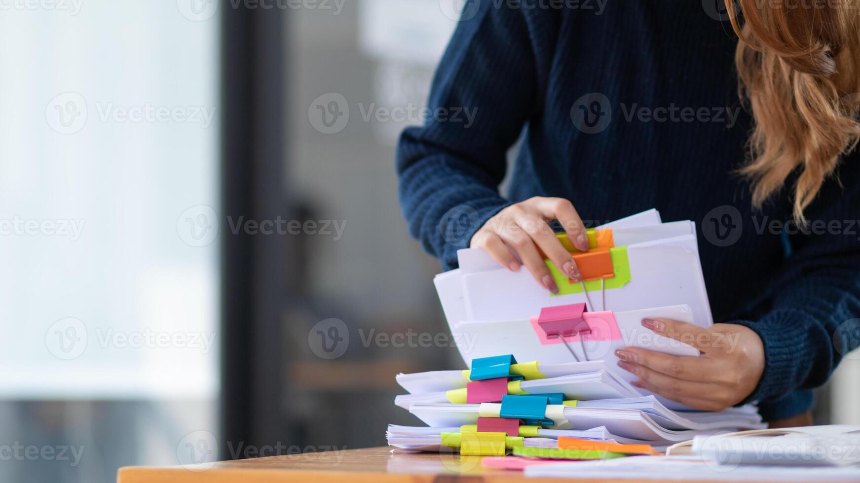 sekreterare är sökande genom lugg av Viktig dokument på kontor tabell leverera dem till chef för presentation i tid på möte. begrepp av svårighet upptäckt information från pålar av dokumentera foto