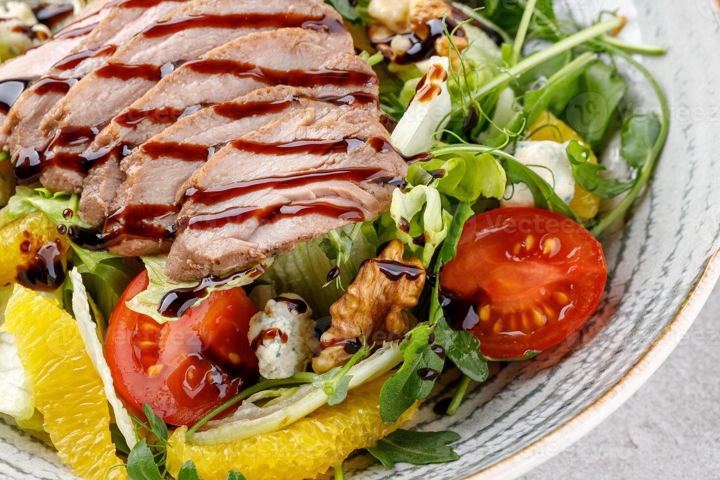 sallad med kött, valnötter och apelsiner studio mat Foto 6