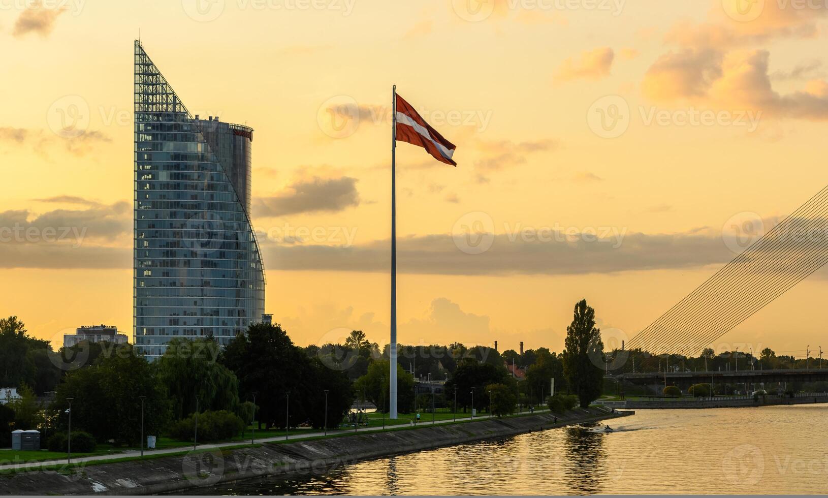 de största flagga av lettland i främre av de Centrum av riga 1 foto