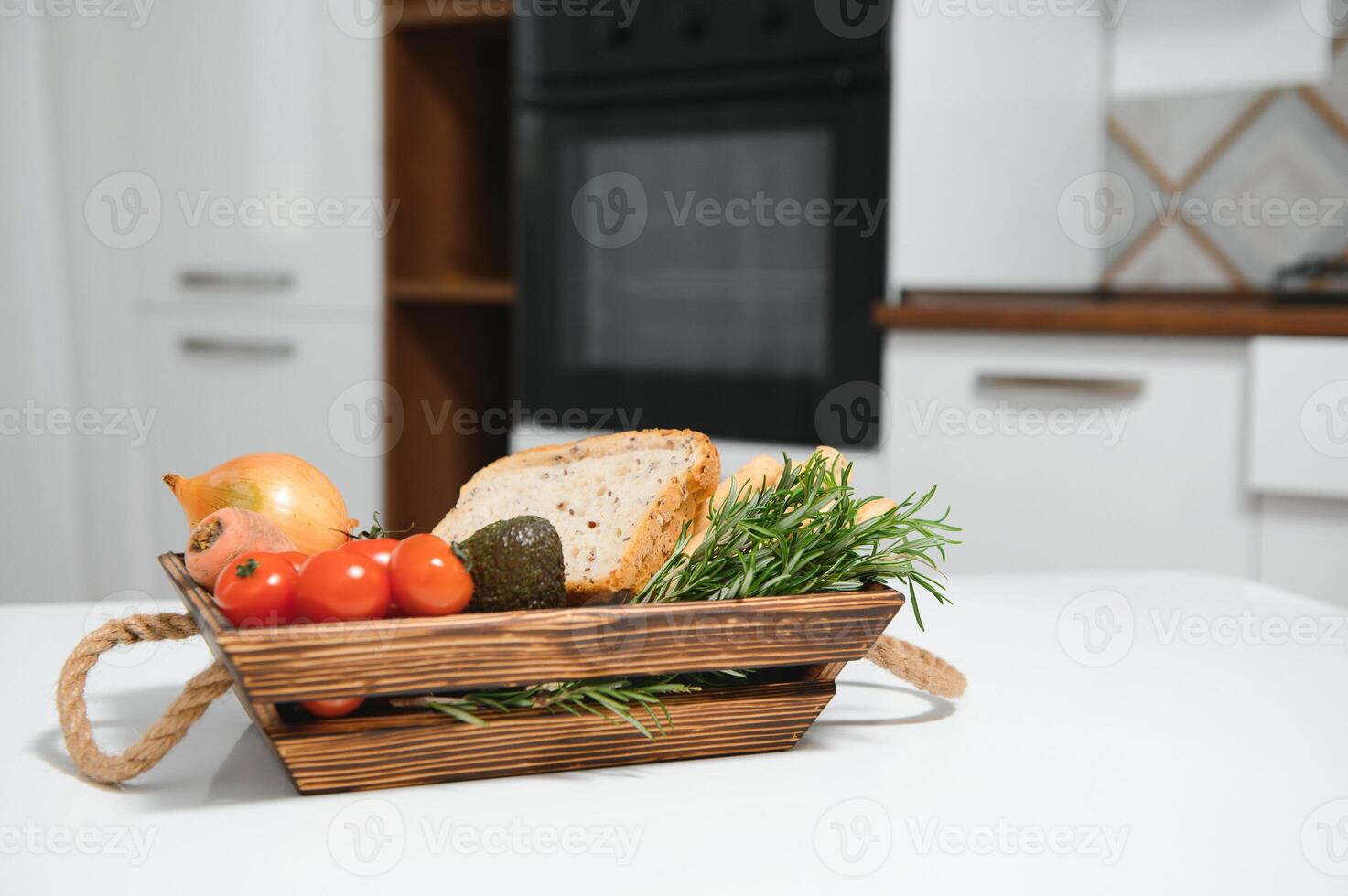 handgjort kraft låda med frukt och grönsaker och bröd från de kök foto