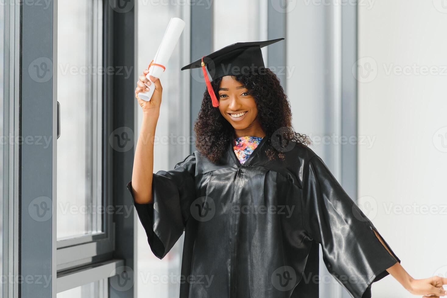 glad afrikansk amerikan doktorand med examensbevis i handen foto