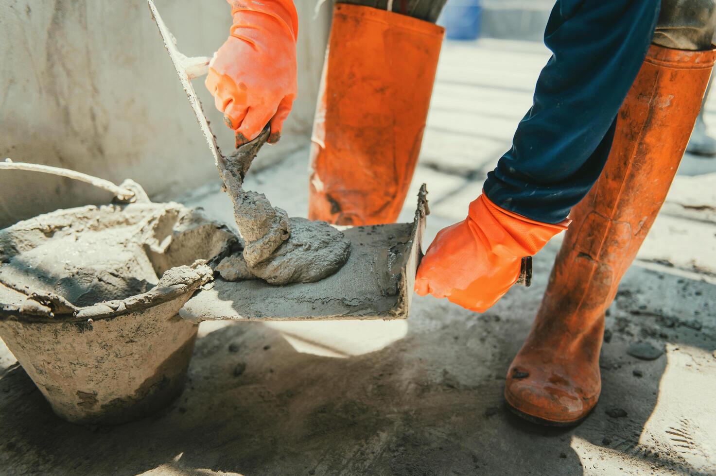 närbild hand av arbetare gips cement på väggen för att bygga hus foto