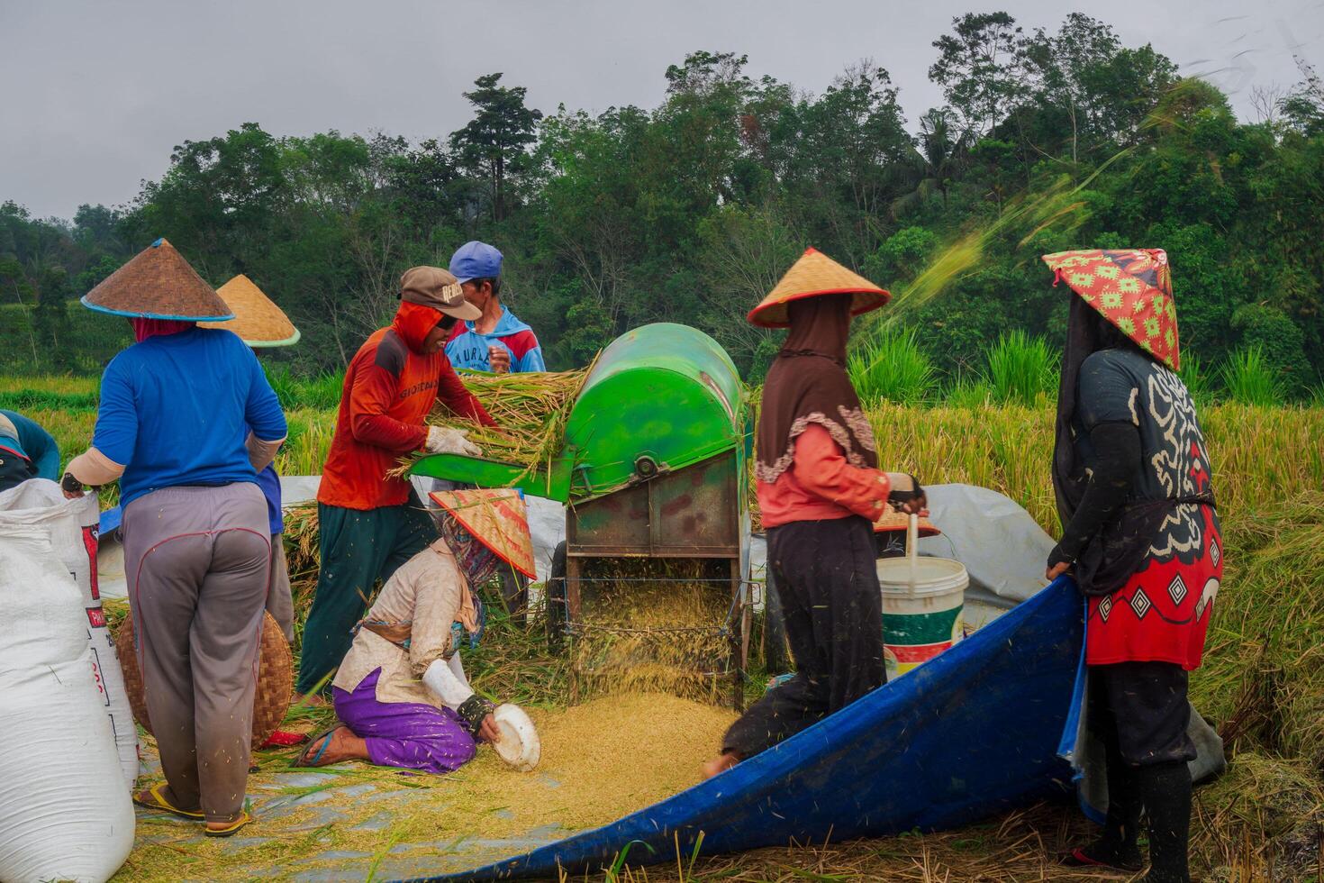 de skönhet av de morgon- panorama med soluppgång i indonesien by foto