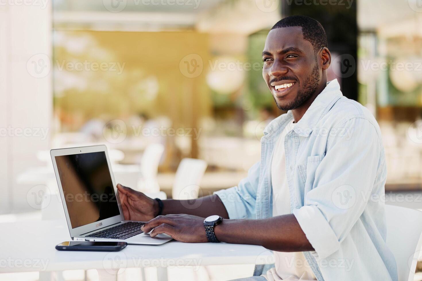 person Lycklig vuxen leende glad ung dator porträtt företag manlig internet entreprenör män foto