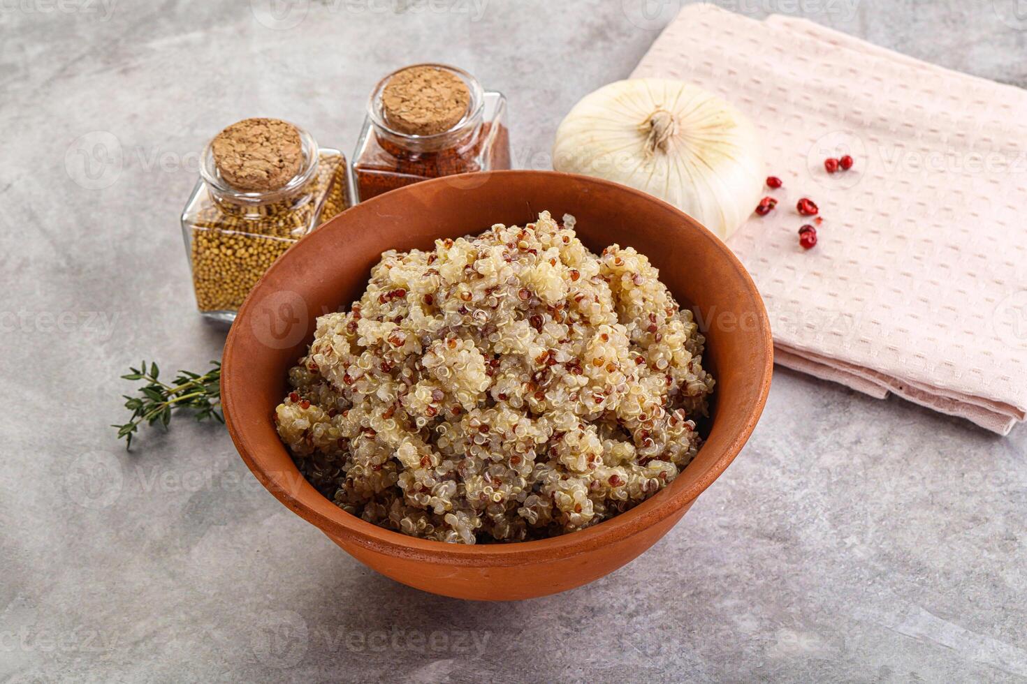 vegan kök - kokt quinoa flingor foto