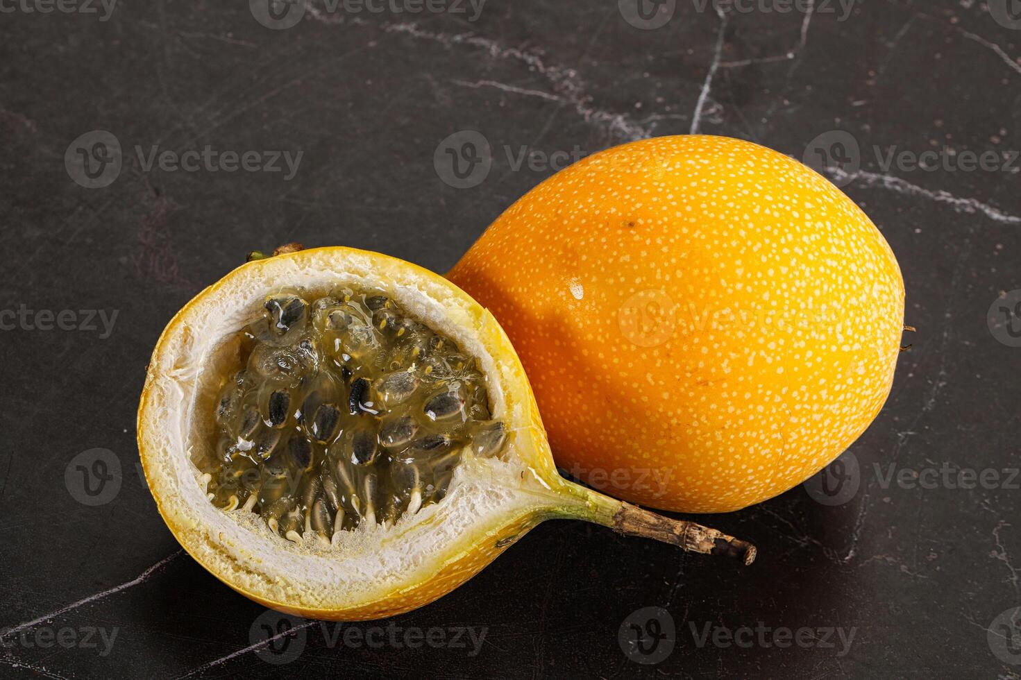 gul granadilla med skära halv foto