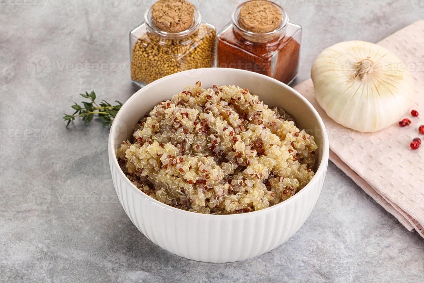 vegan kök - kokt quinoa flingor foto