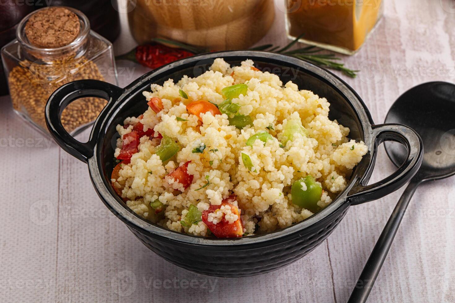 vegan kök couscous med grönsaker foto