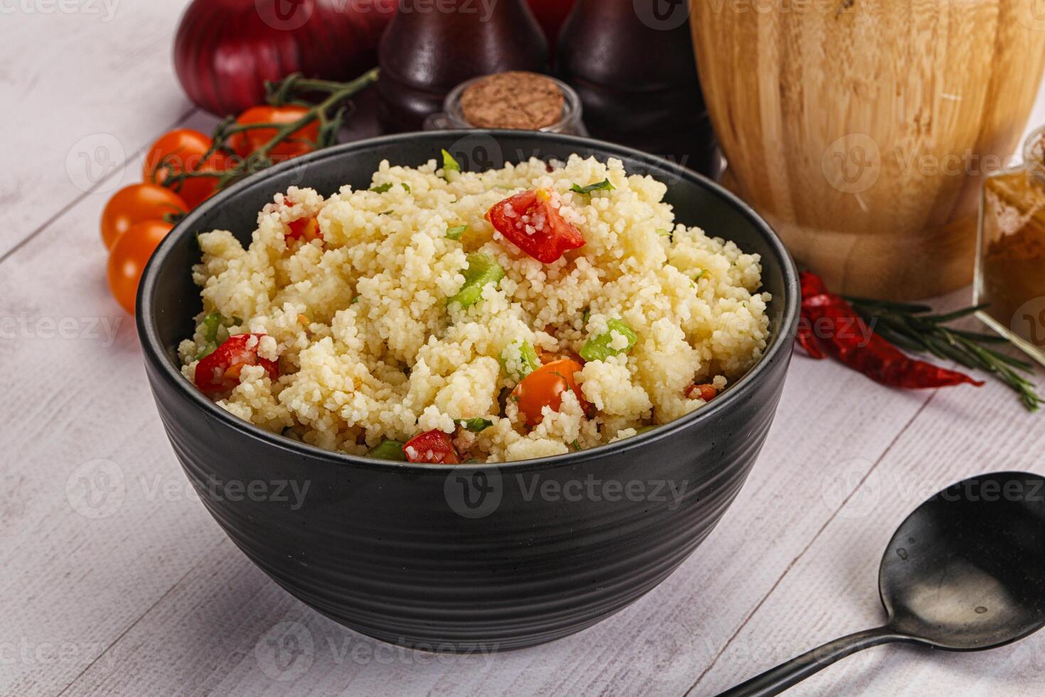 vegan kök couscous med grönsaker foto