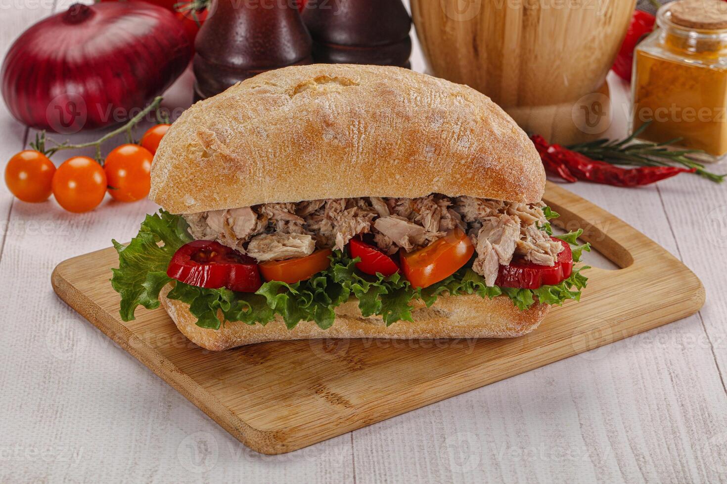 ciabatta med konserverad tonfisk smörgås foto