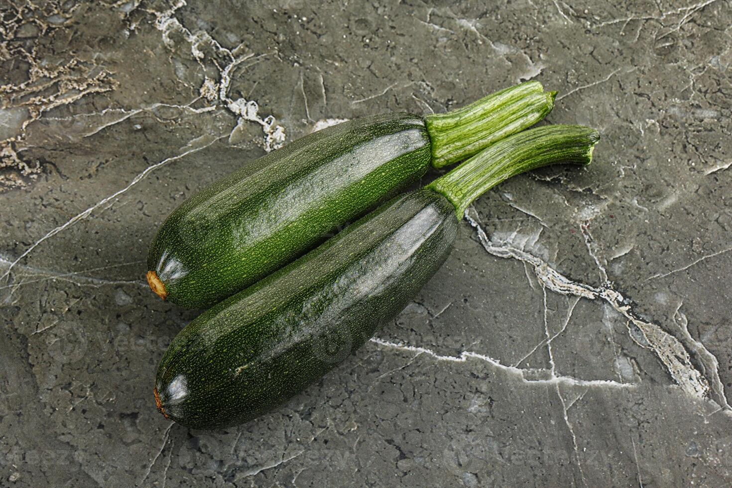 skivad rå ung grön zucchini foto