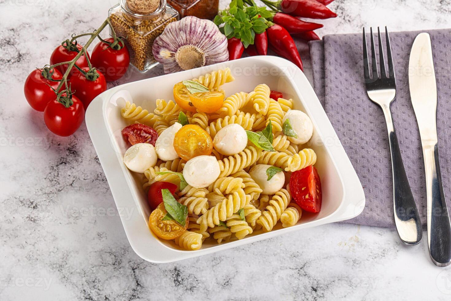 italiensk pasta med mozzarella och tomat foto