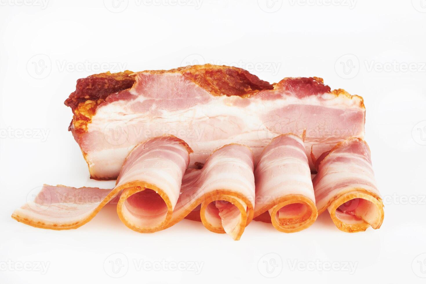rökt bacon på vit foto