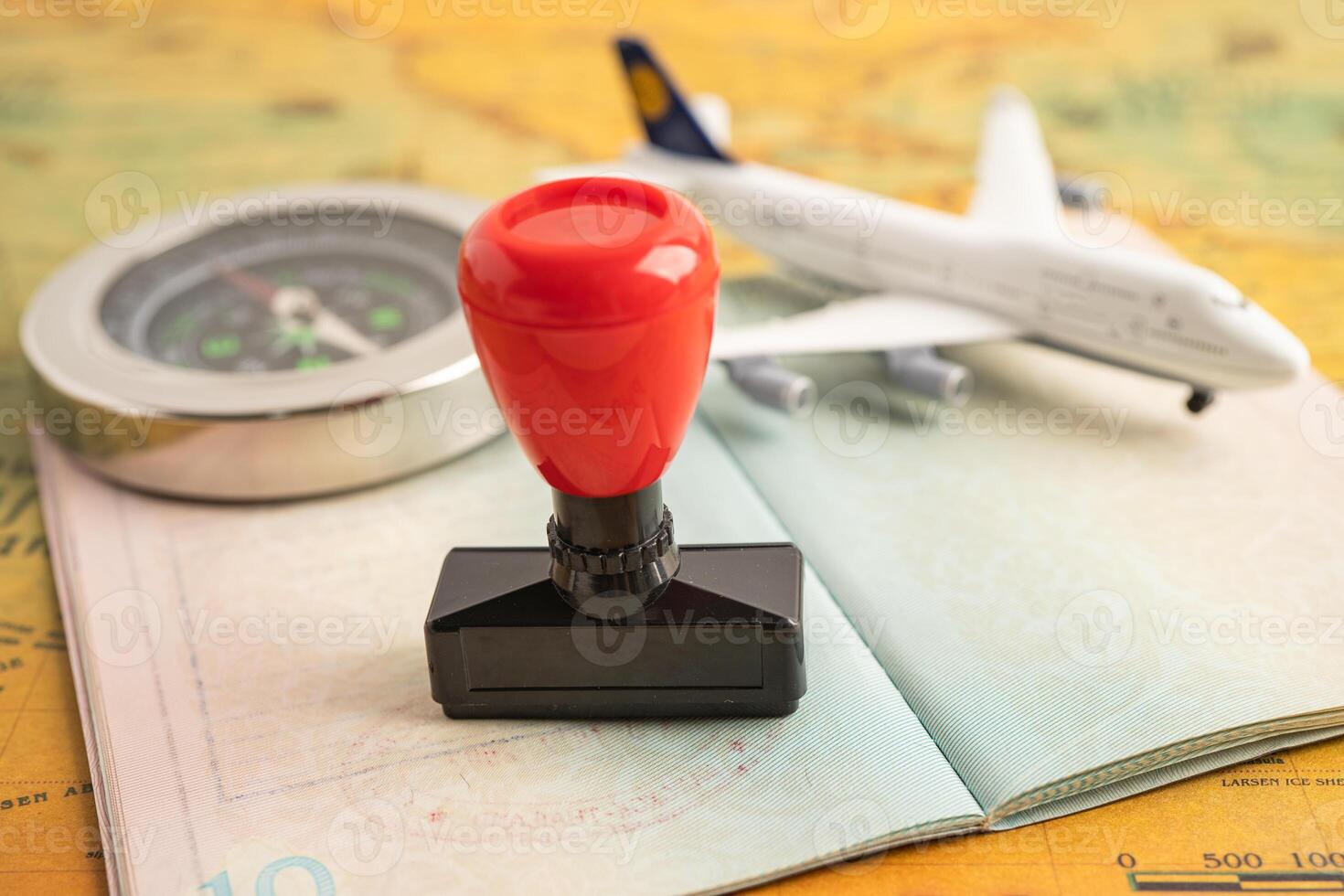 godkänd stämpel visum och pass dokumentera till invandring på flygplats i Land. foto