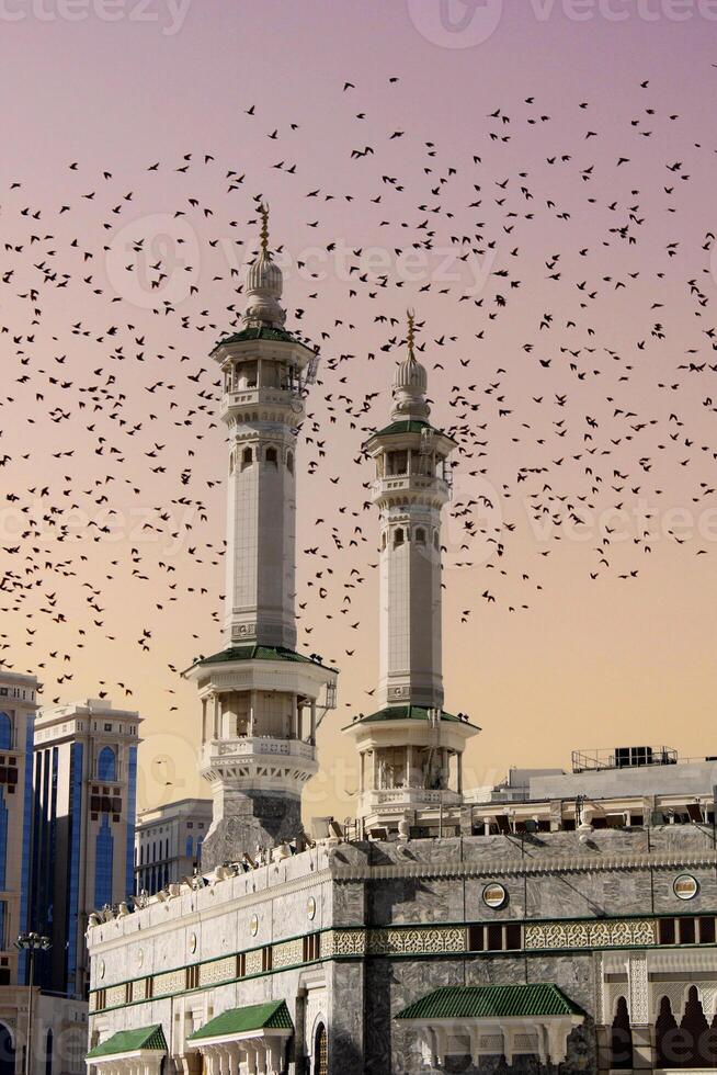 de minareter av de meckan kaaba med Fantastisk solnedgång. mecka, saudi arabien foto