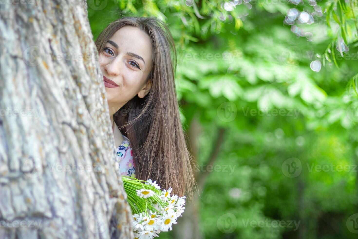 porträtt av en kvinna med vit blommor, porträtt av en kvinna i de parkera foto