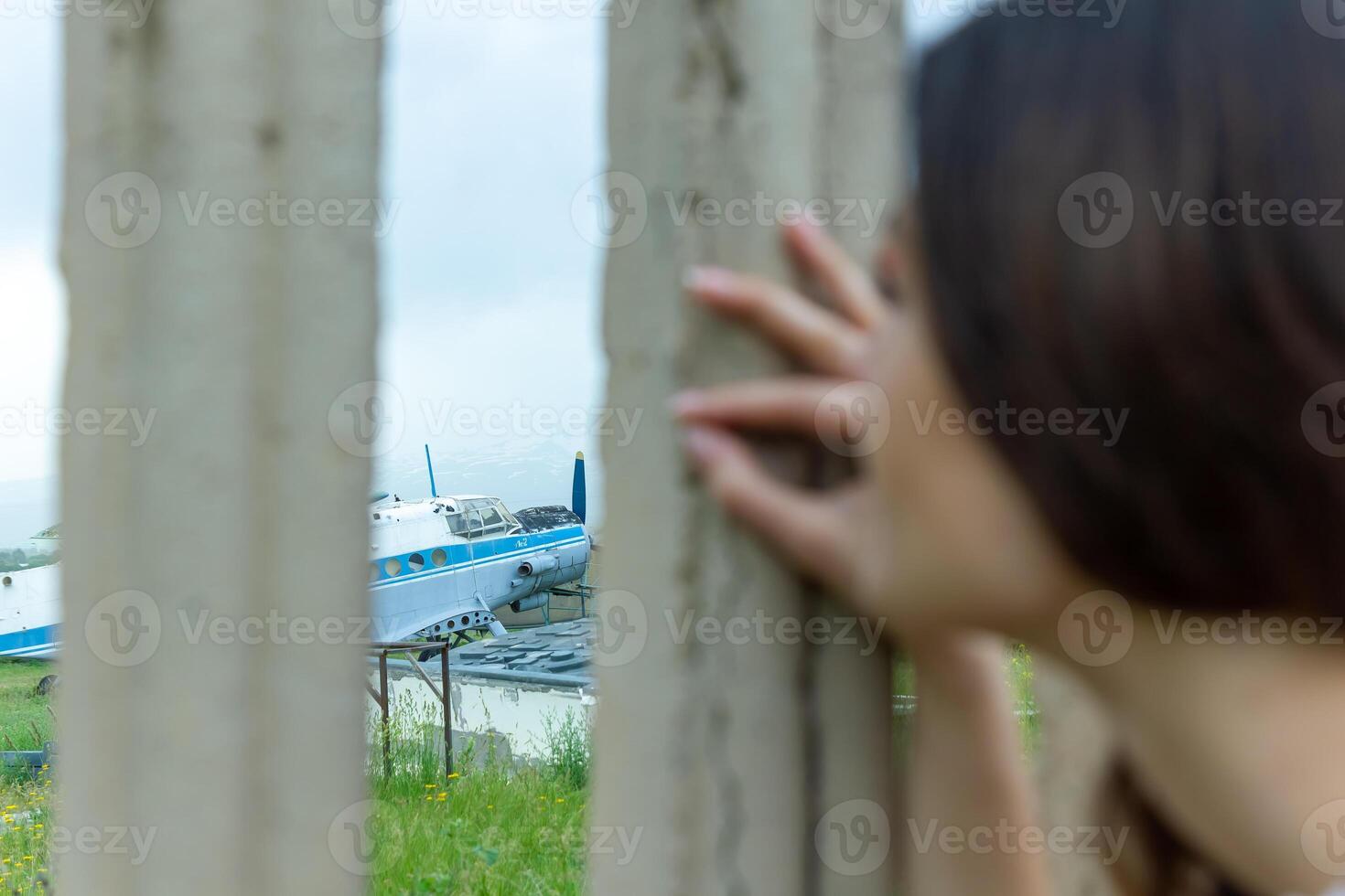 Söt ung flicka i de natur, flicka i de parkera foto