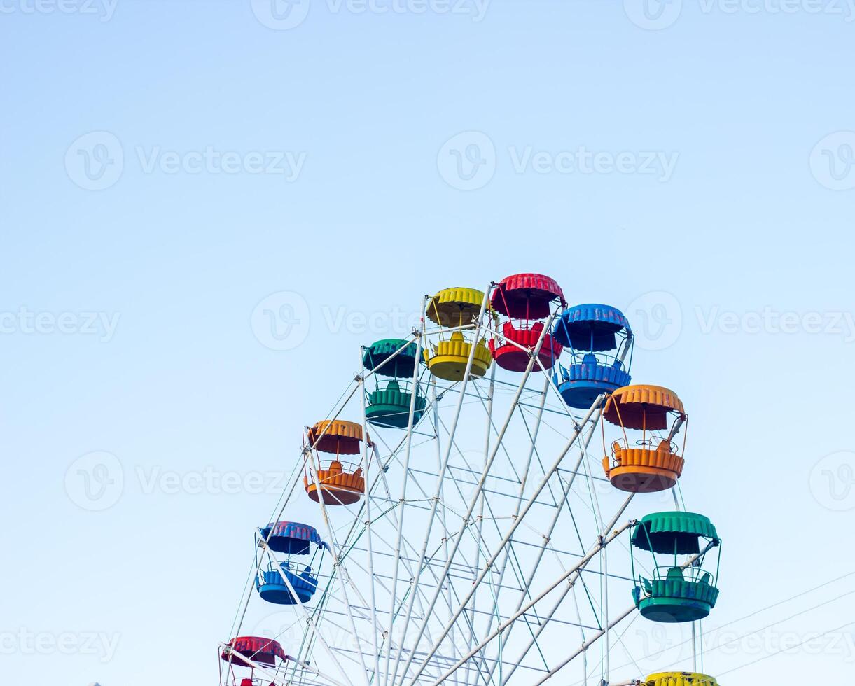 ferris hjul på en blå himmel, färgad ferris hjul i de parkera foto