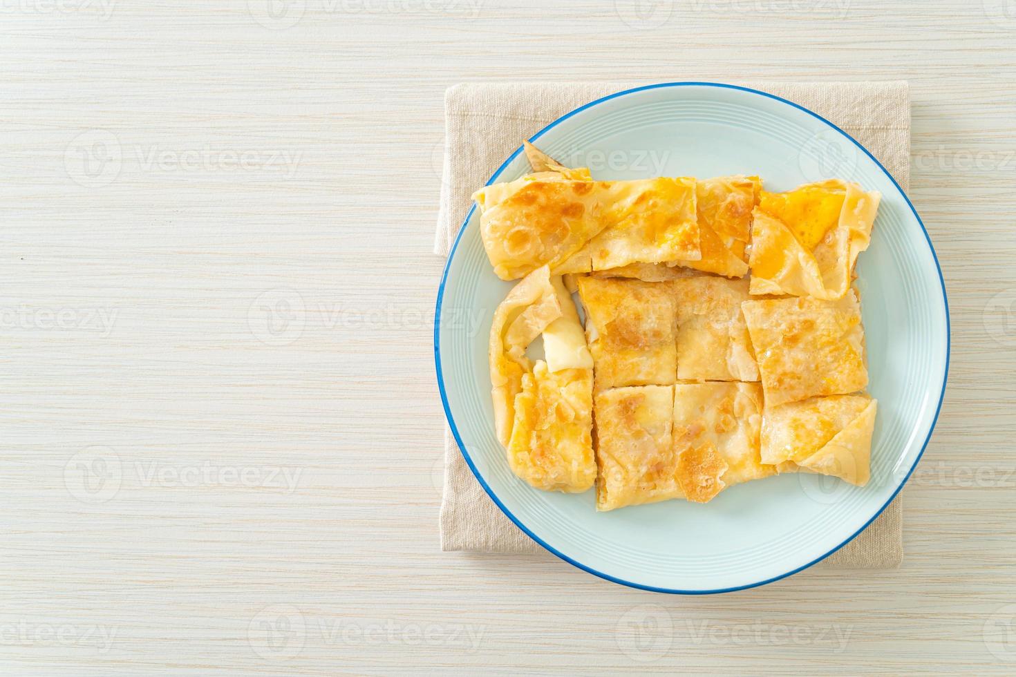 roti med ägg och sötad kondenserad mjölk foto