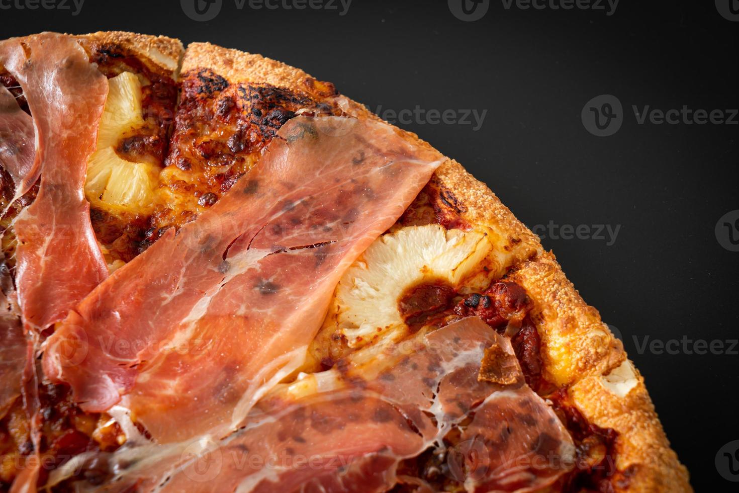 pizza med prosciutto- eller parmaskinkspizza foto