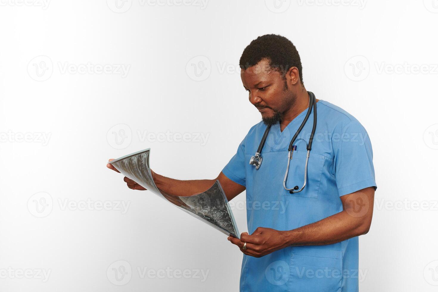 svart kirurg läkare skäggig man i blå täcka med korsade vapen isolerat vit bakgrund kopia Plats foto