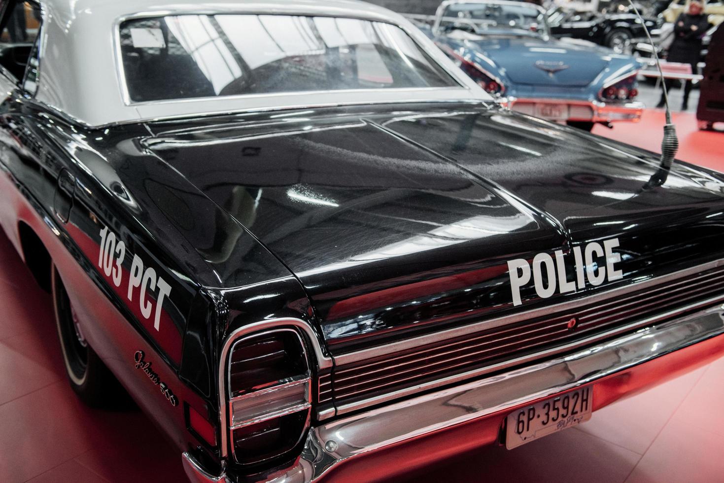 sinsheim, Tyskland - 16 oktober 2018 technik museum. backande del av polisbilen som står på vit kakel på fordonsutställning foto