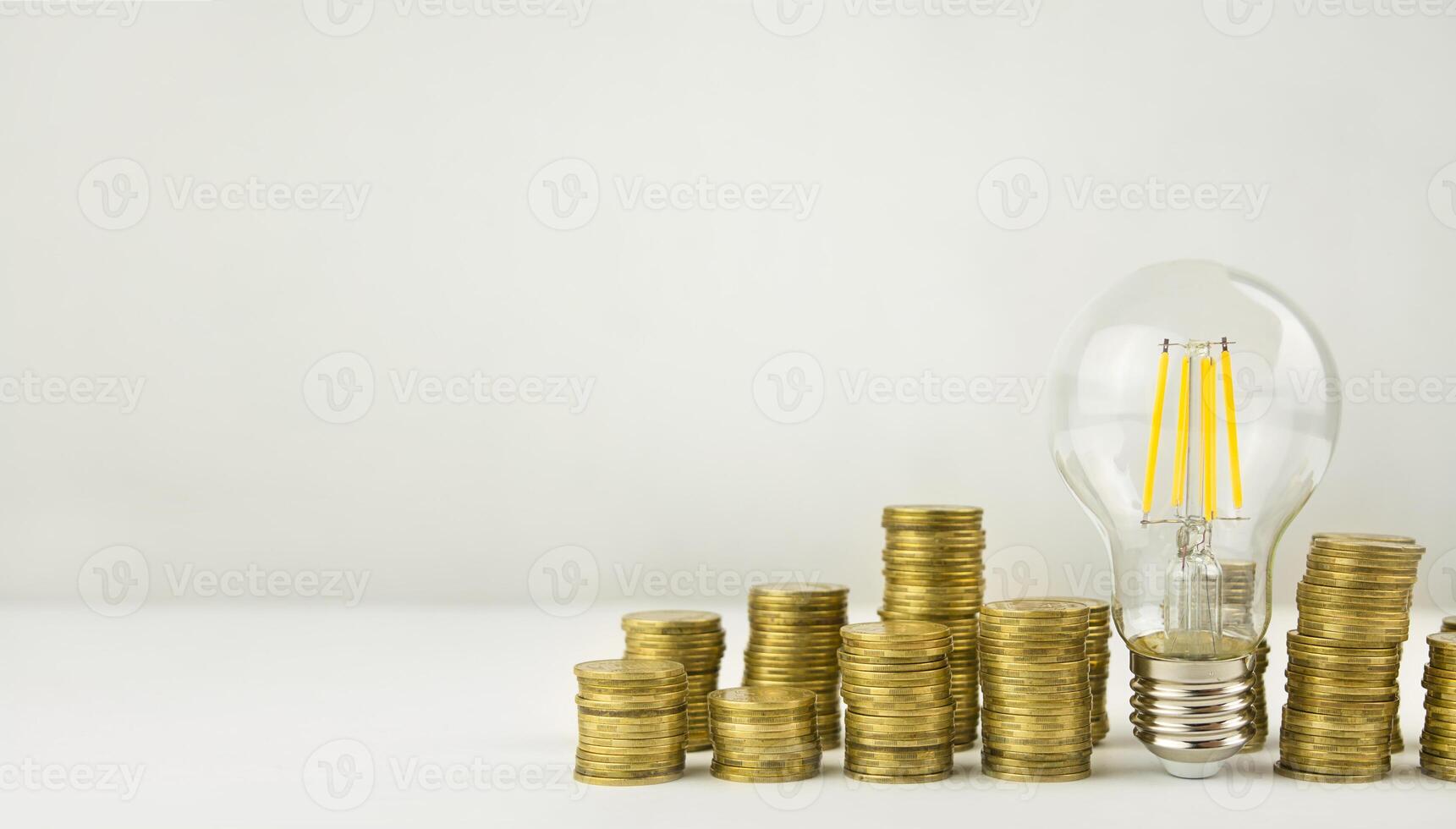 företag begrepp. lampa med mynt på en ljus bakgrund. begrepp av födelse av ett aning. företag finansiera begrepp. återhämtning och företag tillväxt. kopia Plats. baner. foto