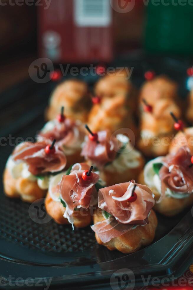 utsökt canapes med grädde ost och skinka. foto