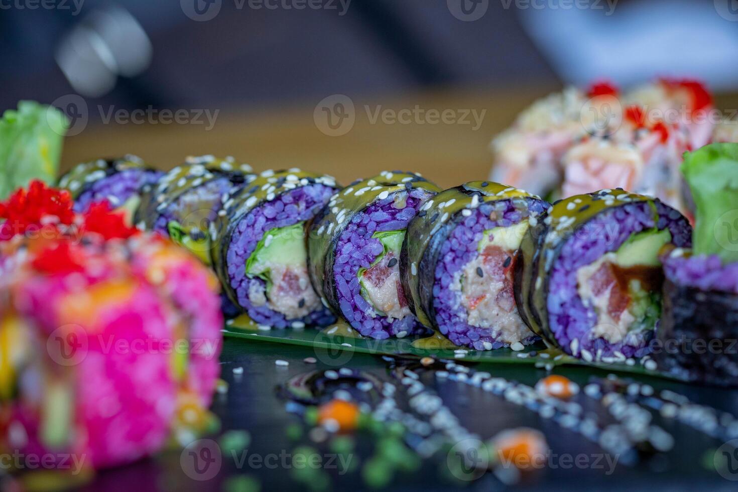 sushi rullar på en tallrik i en japansk restaurang. selektiv fokus. foto