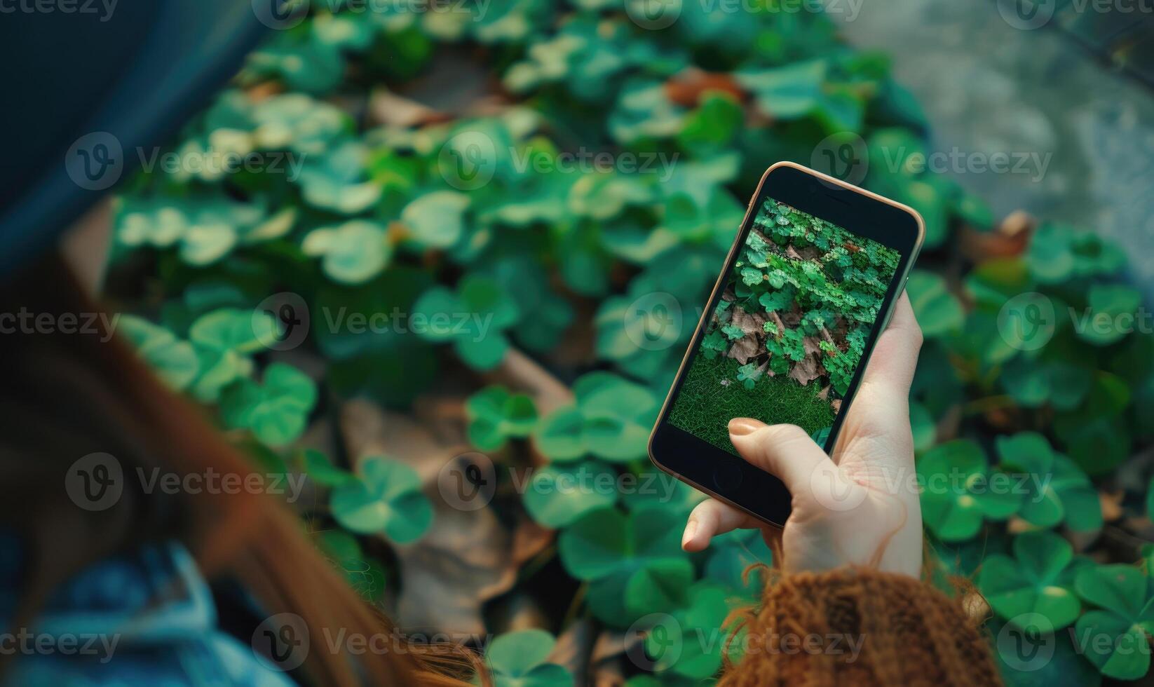 ai genererad kvinna tar Foto av grön klöver löv med smartphone i de trädgård