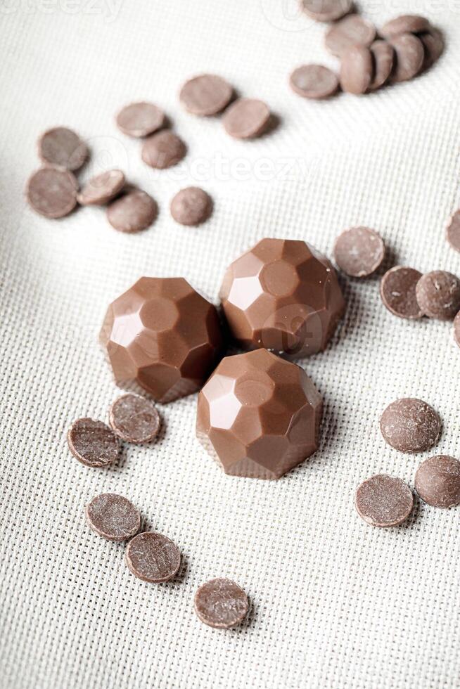 blandad choklad godis på tabell foto