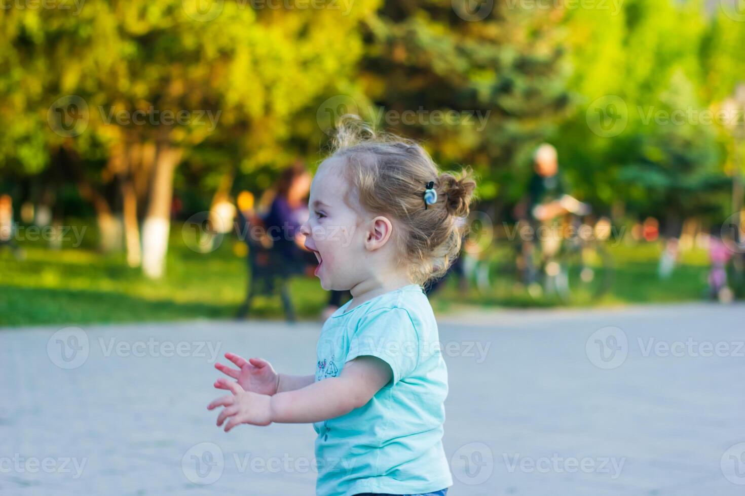 små flicka spelar i de parkera foto