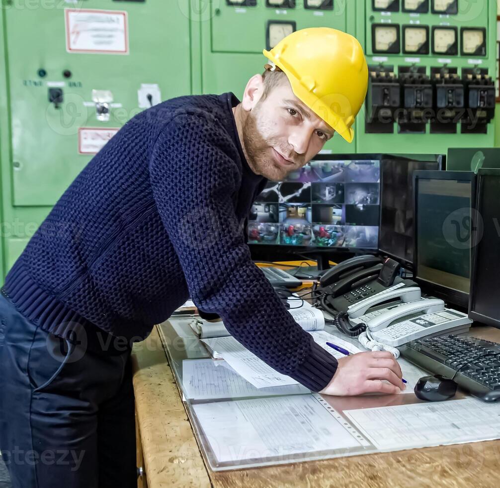 industriell arbetstagare på de arbete i fabrik foto