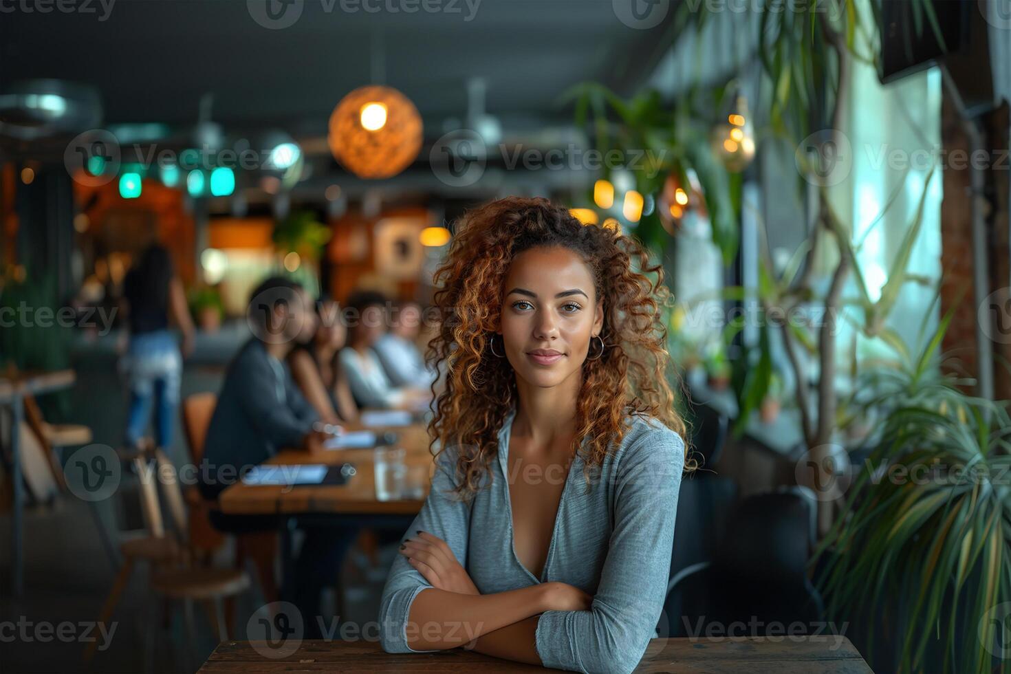 ai genererad ung affärskvinna med lockigt hår självsäkert Sammanträde på en Kafé med en lugna och professionell uppträdande foto