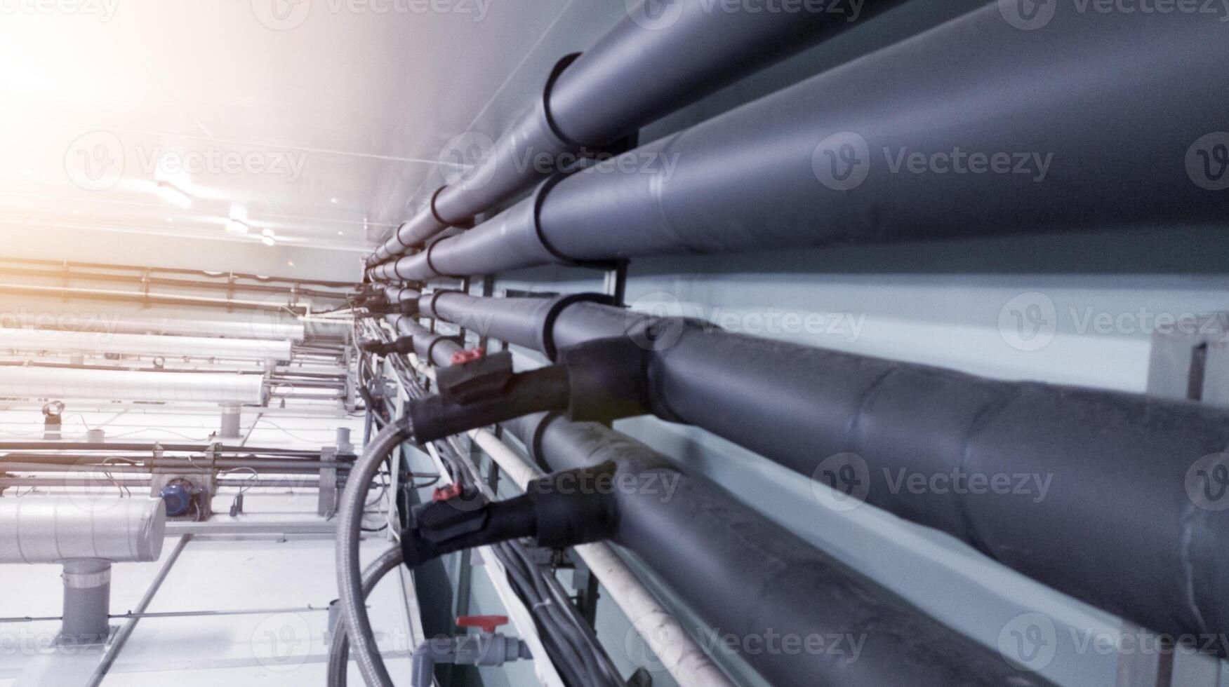 installation av VVS systemet vatten kylare linje rör på de kläckning maskin. foto