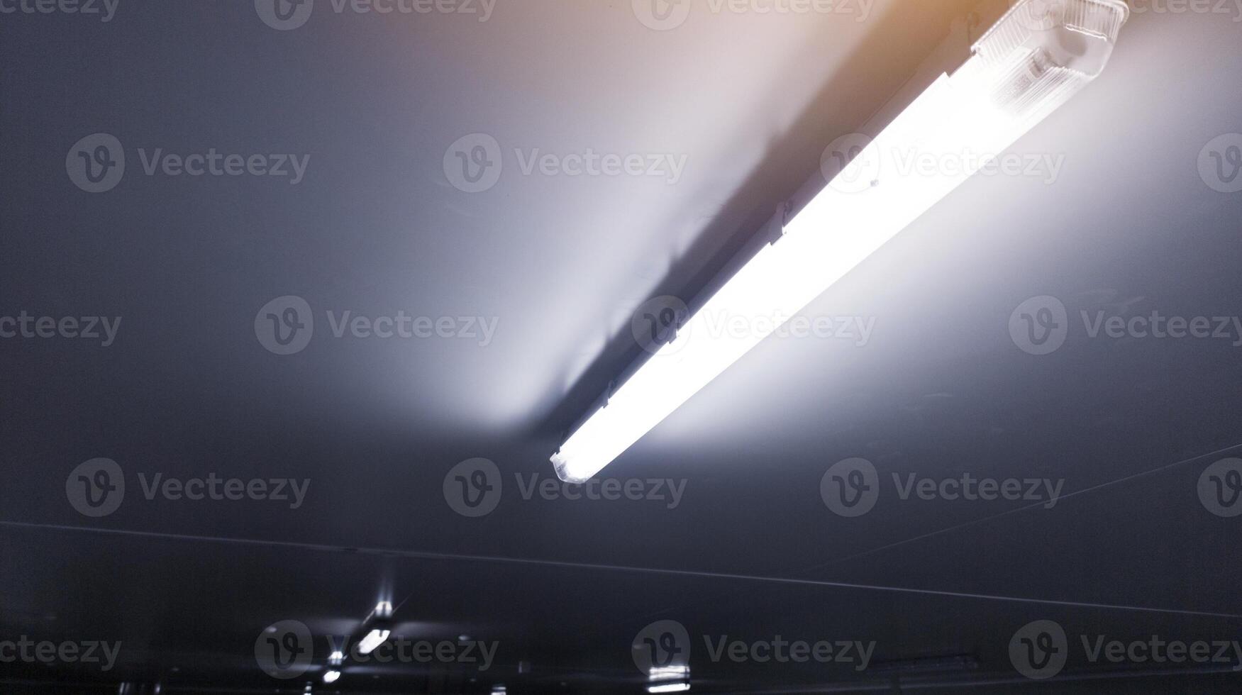närbild av en installation en lång led ljus Glödlampa på de tak topp korridor rum. foto