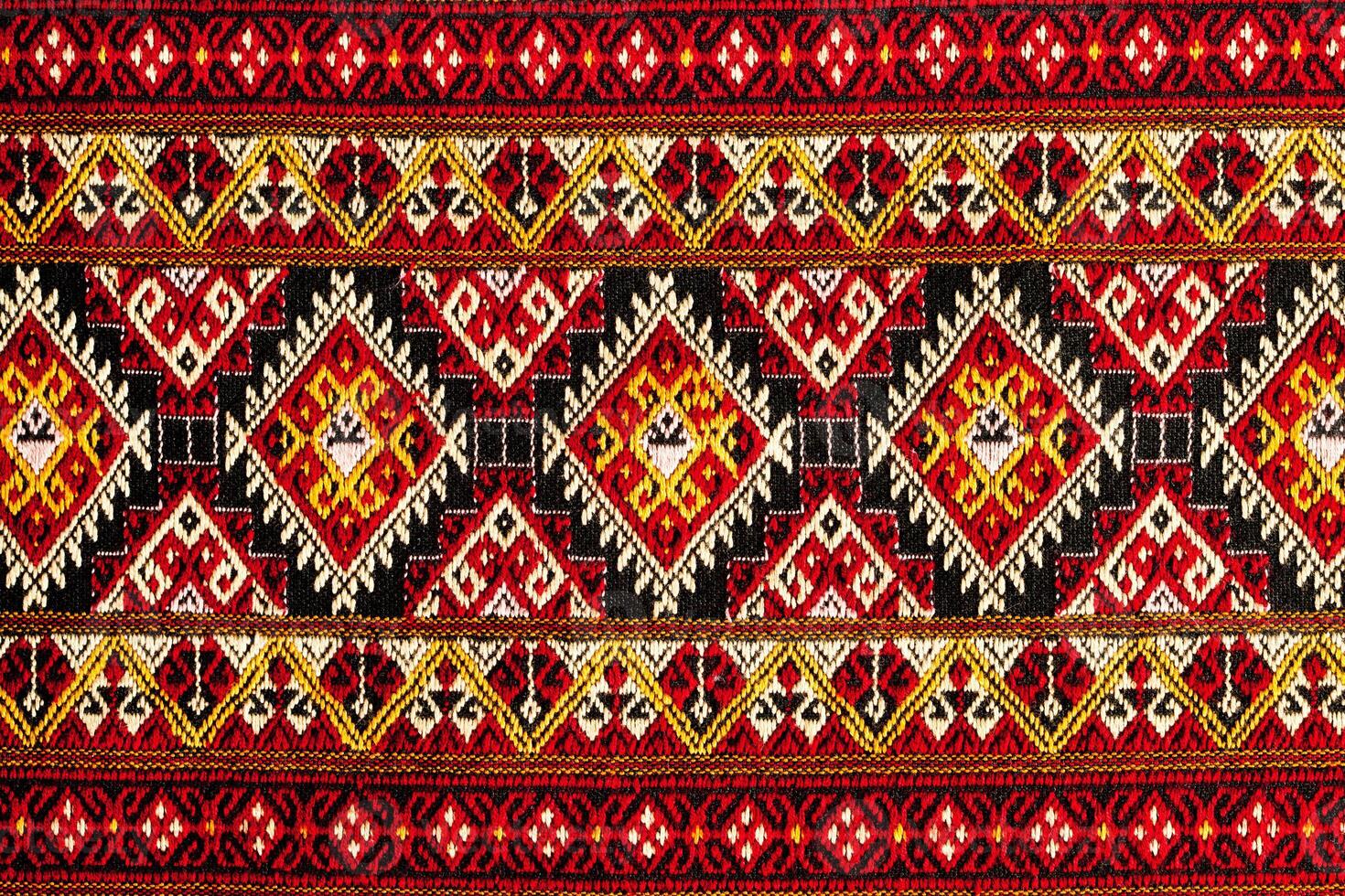 topp se av färgrik gammal tyg thai silke skön design använder sig av som bakgrund, närbild, horisontell formatera. foto