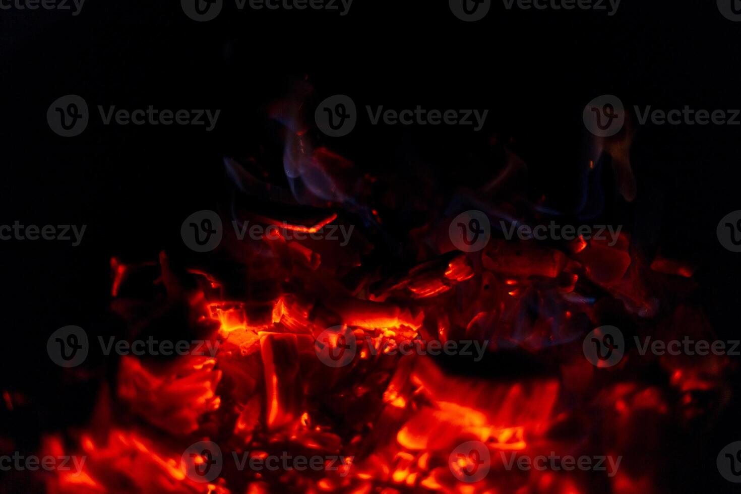 skön kol med brand brinnande i de natt. kol på en svart bakgrund foto