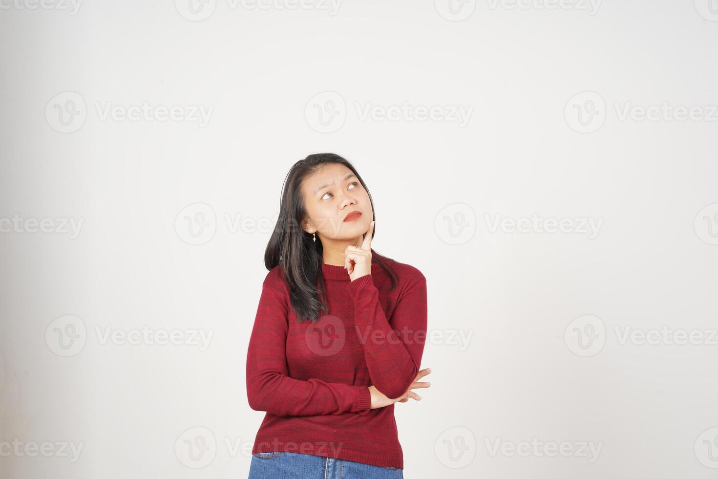 ung asiatisk kvinna i röd t-shirt omtänksam tänkande gest isolerat på vit bakgrund foto
