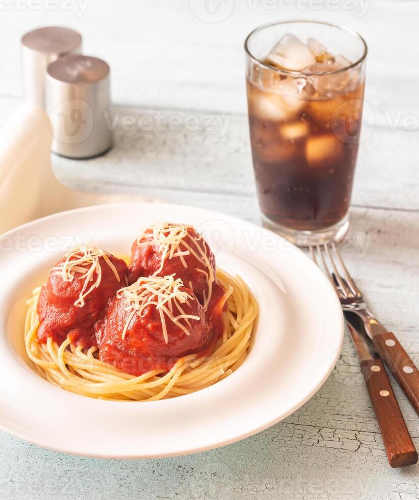 köttbullar med tomat sås och pasta foto